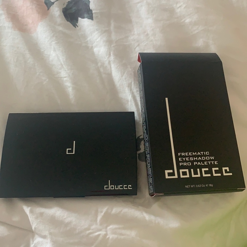 Doucce Freematic eyeshadow pro palette